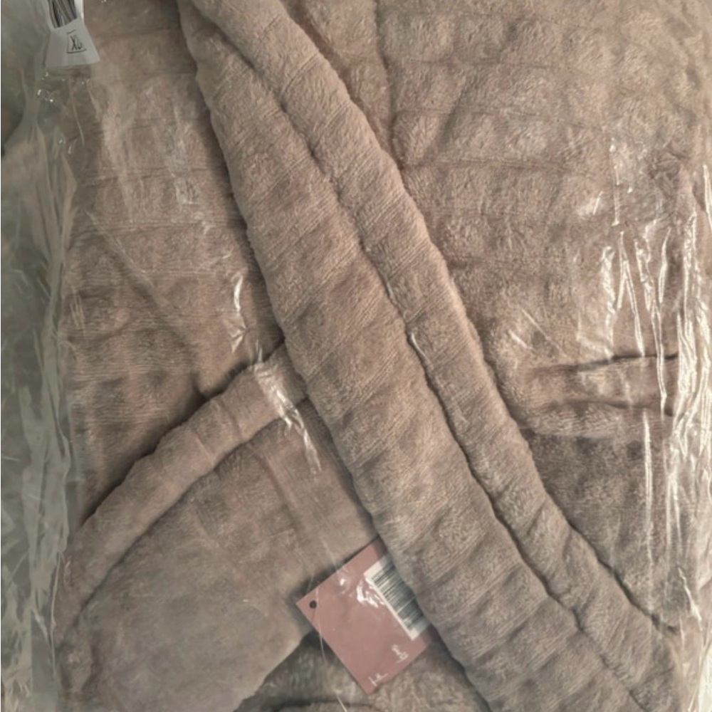 Luxurious Ulta Robe - Picture 2 of 6